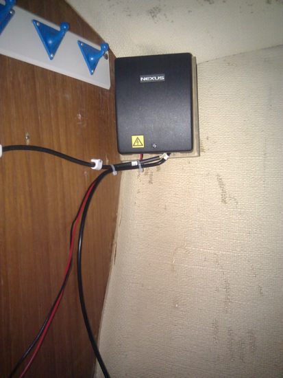 WSI boxen monterad parallellt med skrovet. WSI boxen är systemets hjärta som tar emot data från givare. Just nu är 12V inkopplat från elpanelen, samt kabel från logggivaren och kabel till instrumenten akteröver.