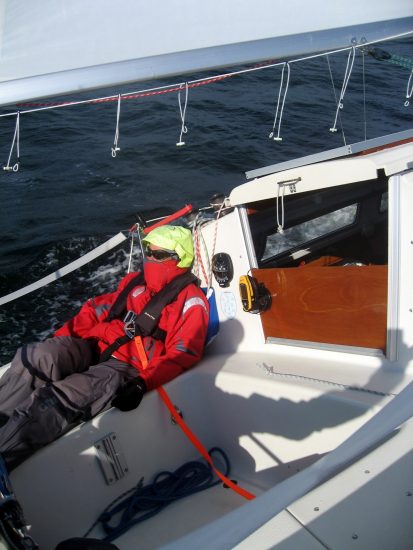 Kl 17:06. Vi turas om att styra. För att få tiden att gå sover vi. Annars blir det lite enerverande att se loggen så sakta ticka fram. Farten är god: 6 knop i medel. För säkerhetsskull har vi två gps ombord. Den äldre Magellan är riggad på dörren och visar rättvisande kurs. Vår kompass är inte helt att lita på, speciellt i öst-västlig riktning. Kompass visar 10-15 grader fel.