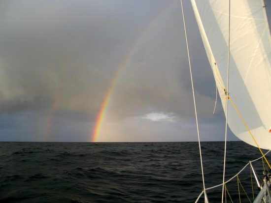 Kl 20:23. När vi närmar oss Baltikum möts vi av en odör av laggård eller svinstia. Det blåser S-SO så vi gissar att lukten kommer från gårdar i Lettland.