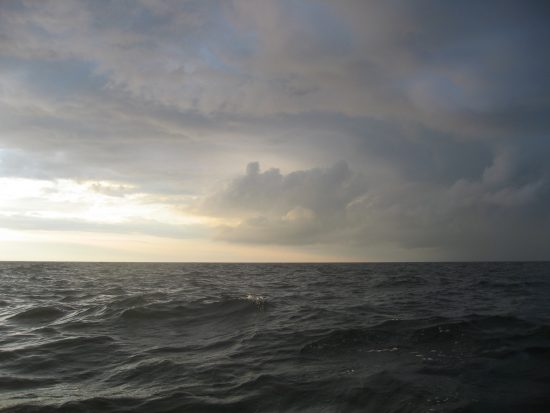 Kl 20:34. Kraftiga åskoväder drar norrut, från Lettland till Estland. Vi ser kraftiga skyfall men klarar oss helt från regn.