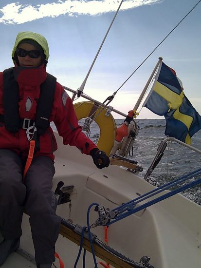 Kl 15:48. Vädret är fortfarande vackert västerut men moln syns österut.