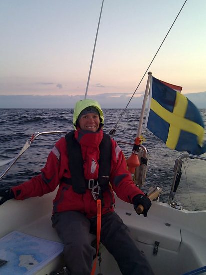 Kl 21:23. Julie är lycklig att överfarten gått över förväntan bra.