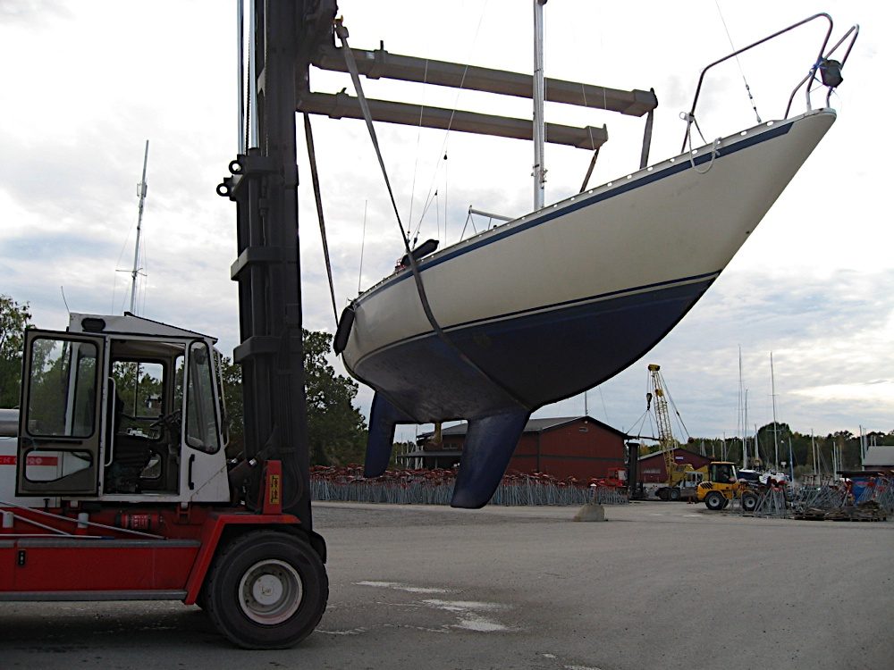 Truckarna kör båten snabbt till dess plats