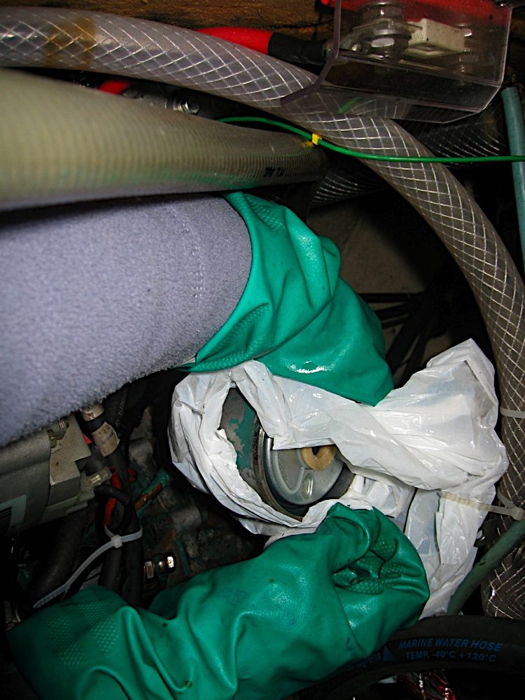 Julie har plastpåse under finfiltret för att fånga upp dieseln som läcker ur