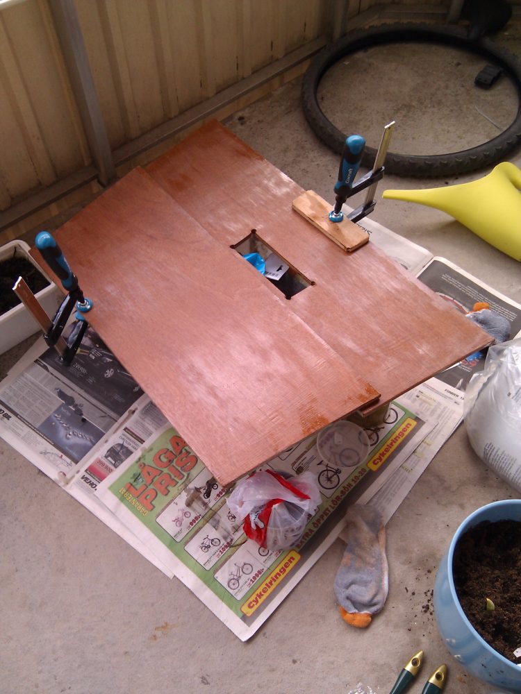 Nya dörrar i mahogny plywood skall det bli. Jag har spacklat igen hål i kanterna och lackat alltihop.