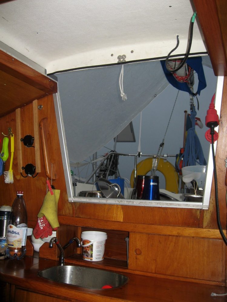 14 juli – dagen före. Vi avvaktar en dag i Fårösund marina. Det regnar och blåser kuling. Vi hinner gå på Bunge museet och leta efter ny packning till gasolflaskan. Det blev en intressant vandring mellan verkstäder där vi får goda tips som slutligen leder oss till ett företag specialiserat på djuphavsdykning. Ägaren ger oss en packning som klarar 300 bar.