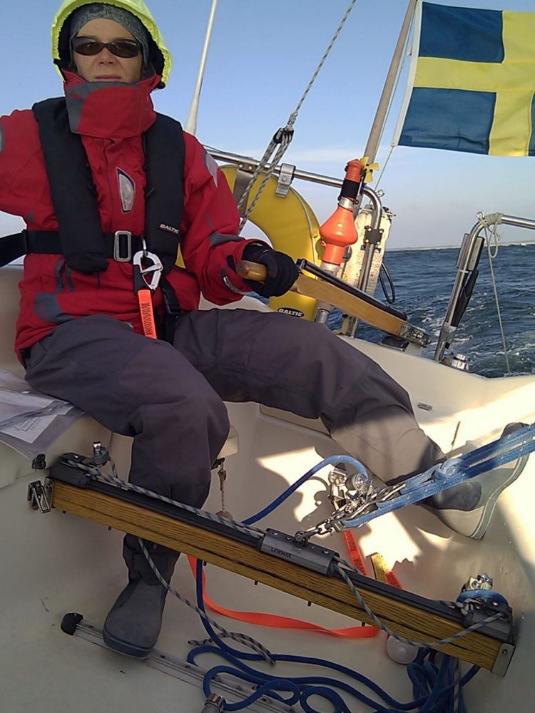 Kl 06:58. Det går undan och vi är laddade. Det blåser upp 10 m/s i byarna. Bakom oss försvinner Gotland på horisonten.