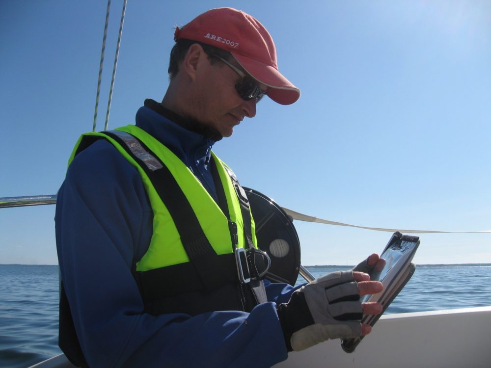 Vi har Navionics Europe på Android plattan. Ett riktigt prisvärt hjälpmedel. Vi loggar vår rutt och kollar på Navionics ibland vid tveksamheter. Plattans gps är förvånandsvärt noggrann, typ 2-3 m. Man skall dock betänka att segla efter digitalt sjökort på platta är inte helt lyckat. Man tappar överblicken och planerar sin segling sämre än med papperssjökort. Det stora pluset med platta är att man vet var man är bland skären och grunden.