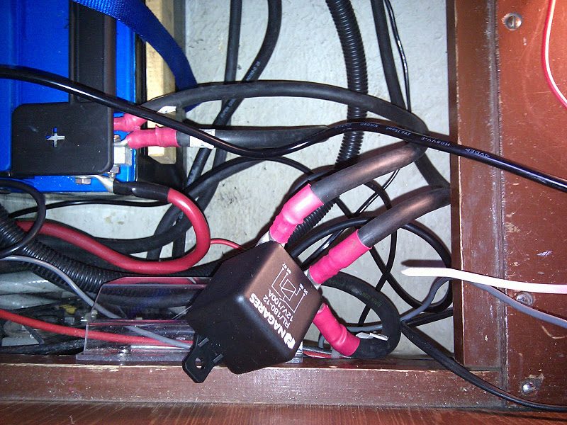 Laddningsregulatorn har byts ut mot ett relä. Vi slipper spänningsfall på 0,7V och då blir det bättre laddning av batterierna.