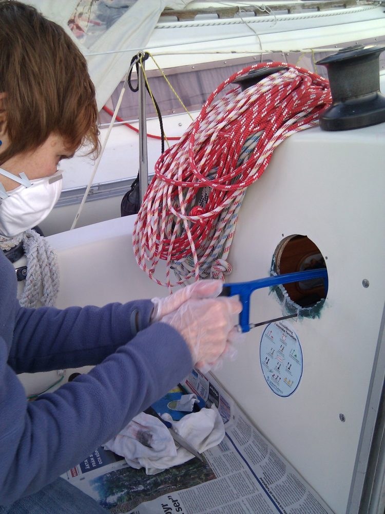 Julie sågar upp hålet att passa med Silva 102B/H. Hålet har vi gjort mindre med glasfiberspackel. Vi kom underfund att man kan forma massan enkelt med plastfilm på varje sida eftersom spacklet inte fastnar på plasten.