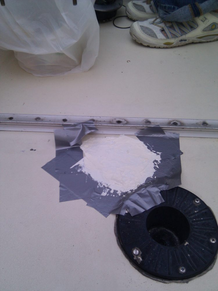 Ovanpå lagret med glasfiber indränkt polyester fyller vi på med gelcoatfiller.