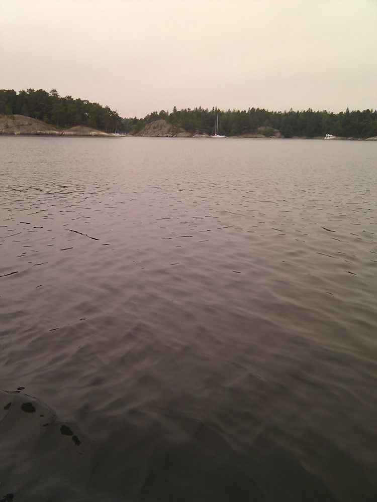 Vi lämnar Ladviken kl 10 och tänker går söderut förbi Sandhamn. När vi går i kanalerna ser vi segelbåtar förtöjda till klippor. Platsen lägger vi på minnet.