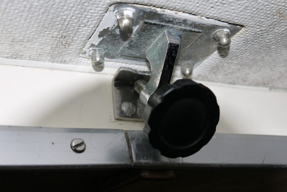 Med det nya låsbeslaget på plats känner vi oss mycket säkrare. Låsskruven spänner fast luckan stenhårt.