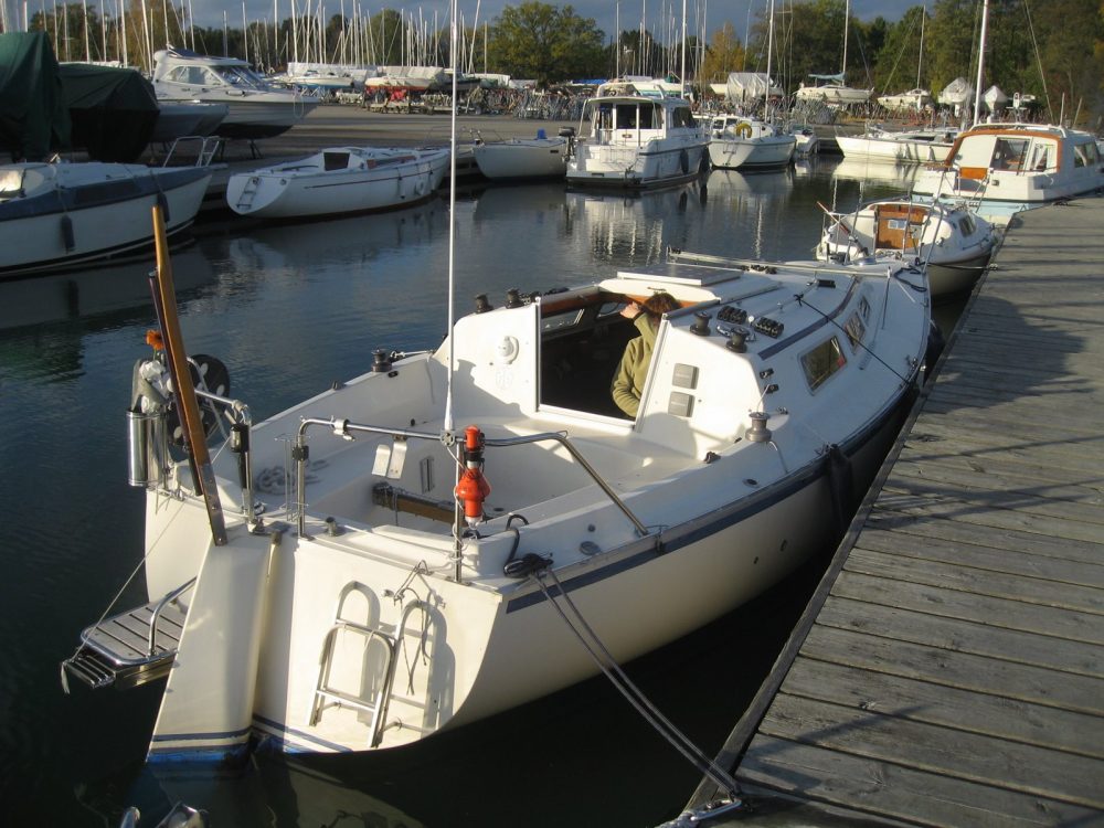 Båten klar och parkerad vid upptagningsbryggan. Den här gången hinner vi inte vara med. Bullandöpersonalen sköter upptagning och placering i vaggan.