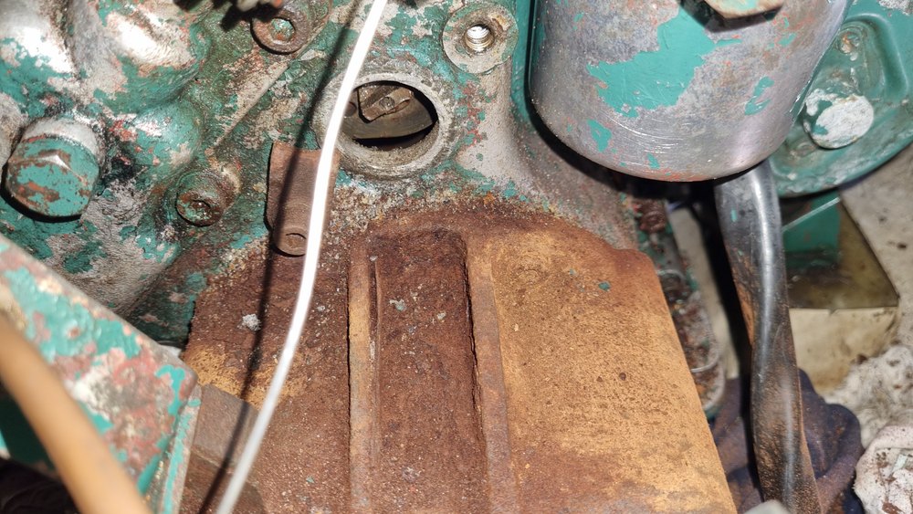 Efter läckaget syns rost och ärg runt cylinderfoten.