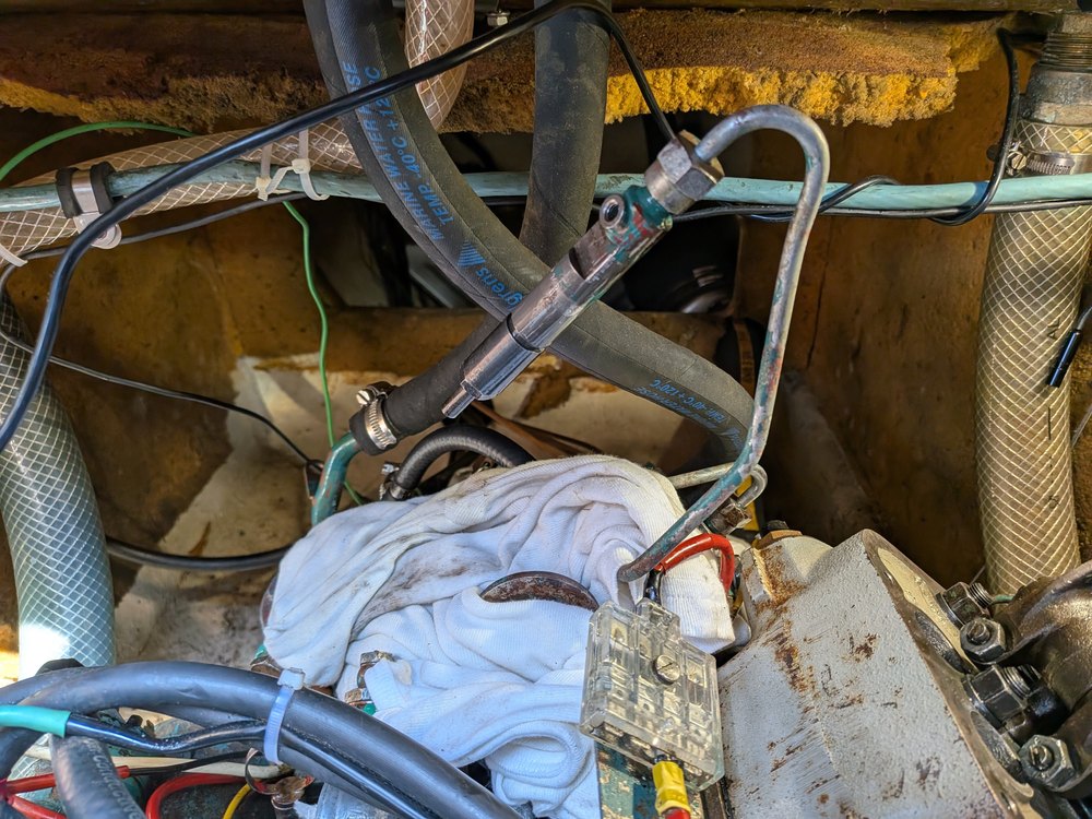 Bränsleslangen med backventil och filter. Luftat i ordningen pump, filter och spridare – men trycket räcker ändå inte.