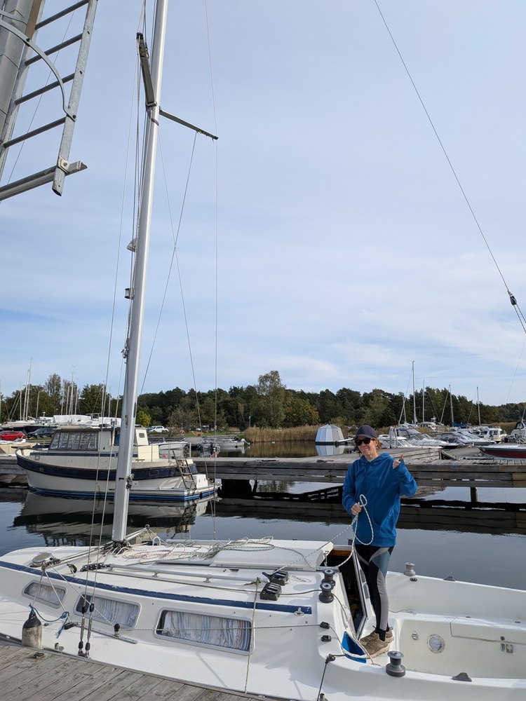 Klar för avmastning vid bryggan i Bullandö.