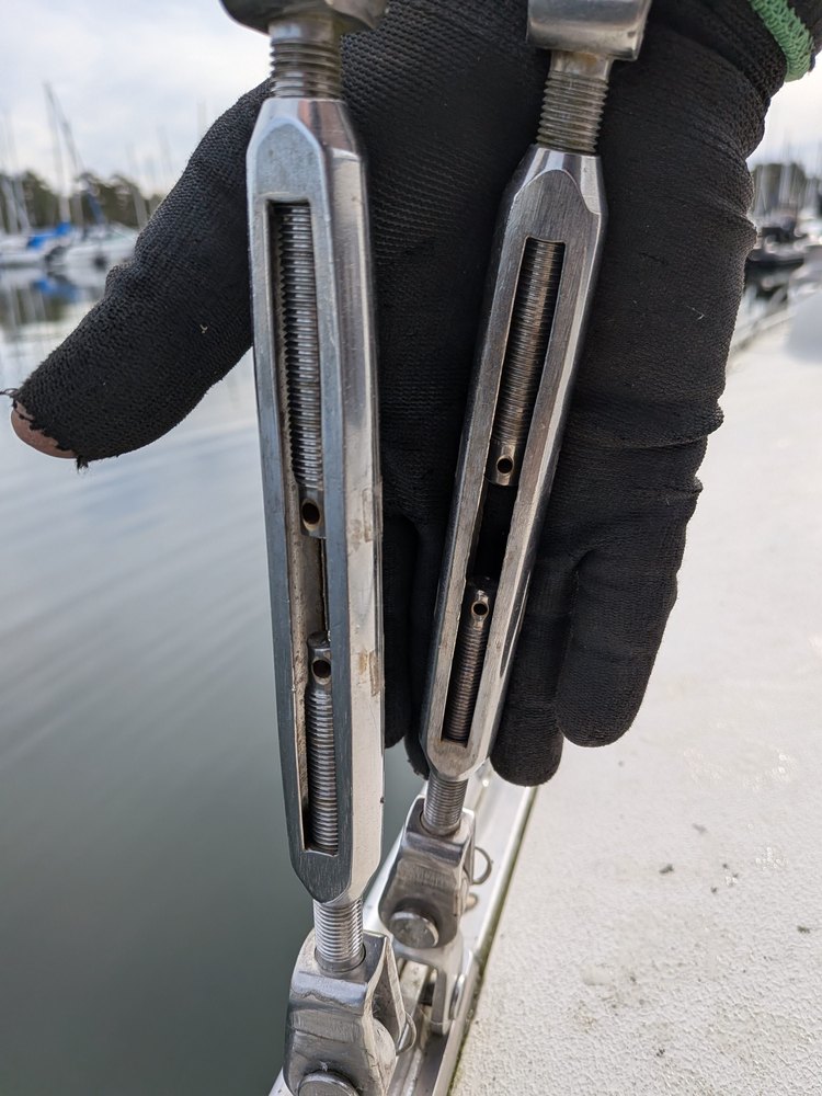 Vantskruvarna lossas och kontrolleras inför lyftet.