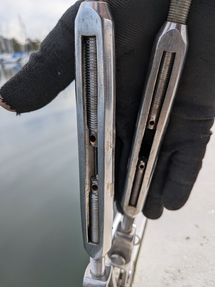 Båda sidornas vantskruvar måste lossas innan masten kan lyftas.