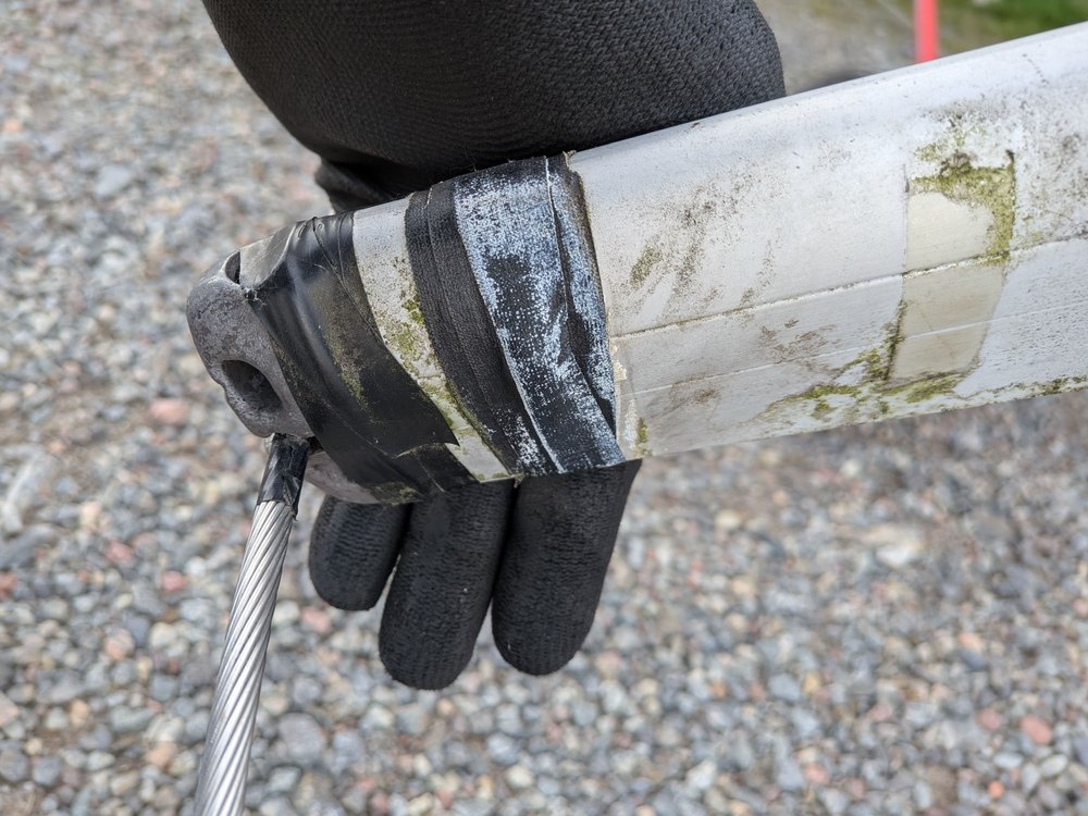 Salt och grönt har satt sig på vajer och spridare under säsongen.