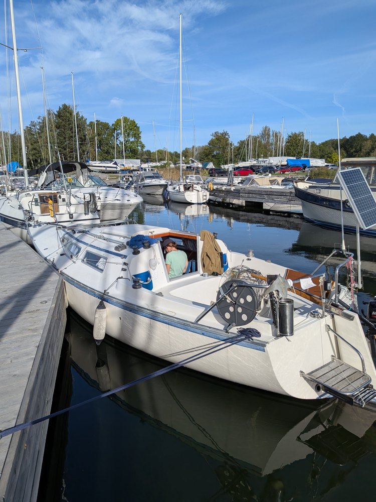 Båten ligger kvar vid bryggan medan riggen plockas ner.